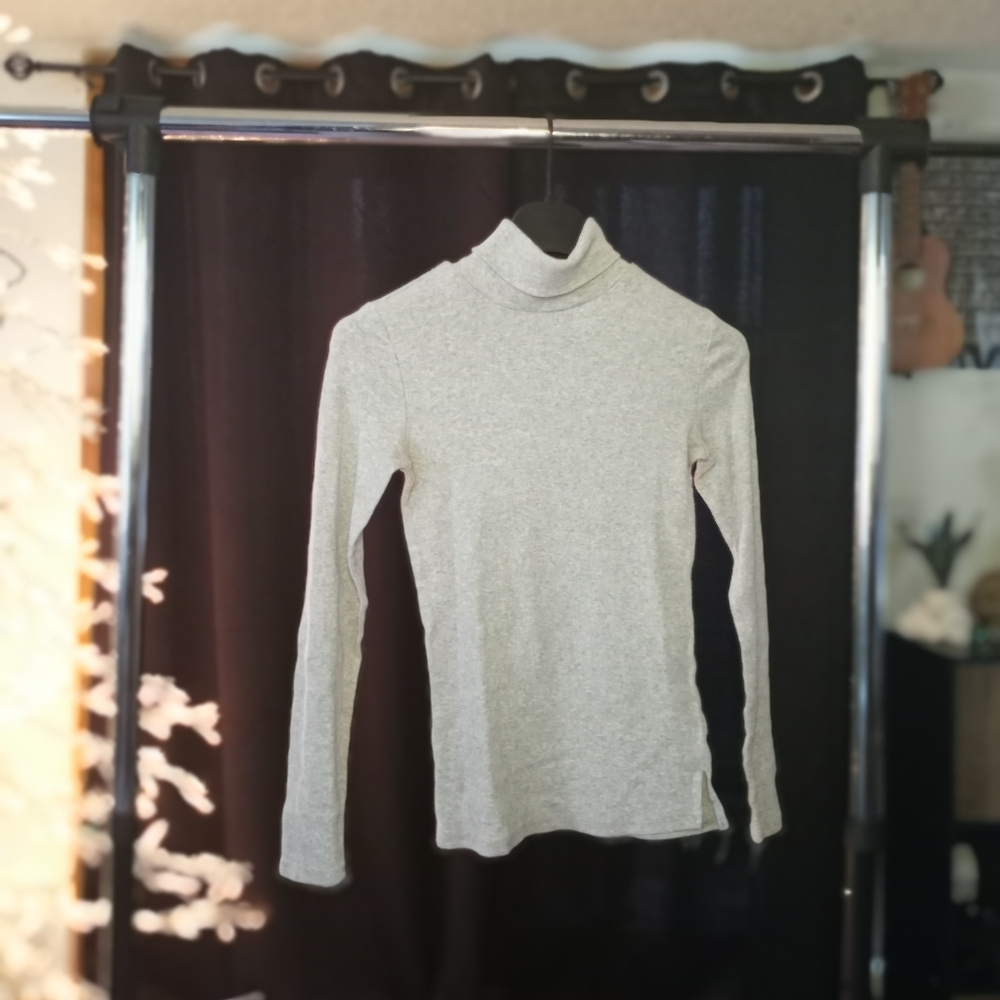 Slim-fitting Grey Turtleneck